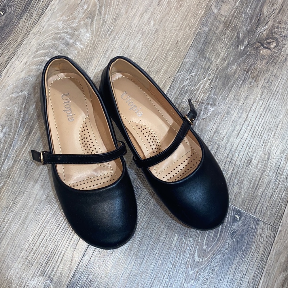 🌻5/$25🌻
Girls shoes
